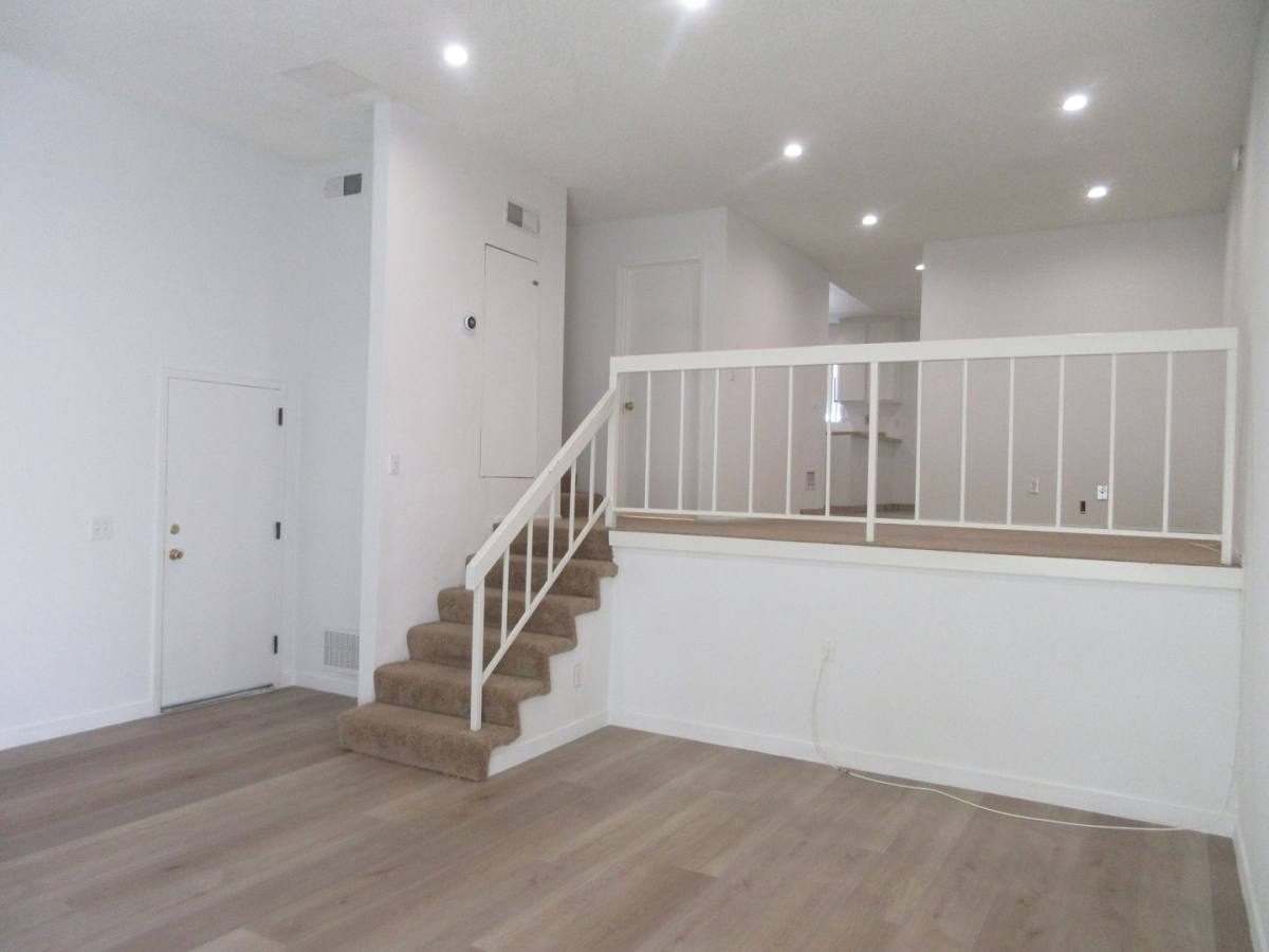 Townhouse for rent at 8865 Independence Ave, Canoga Park, CA 91304