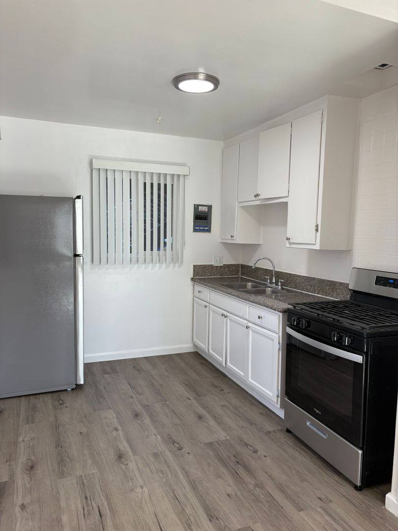 Apartment for rent at 107 E 65th St, Los Angeles, CA 90003