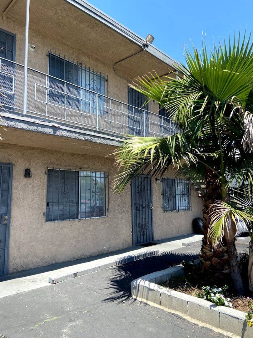 Apartment for rent at 107 E 65th St, Los Angeles, CA 90003