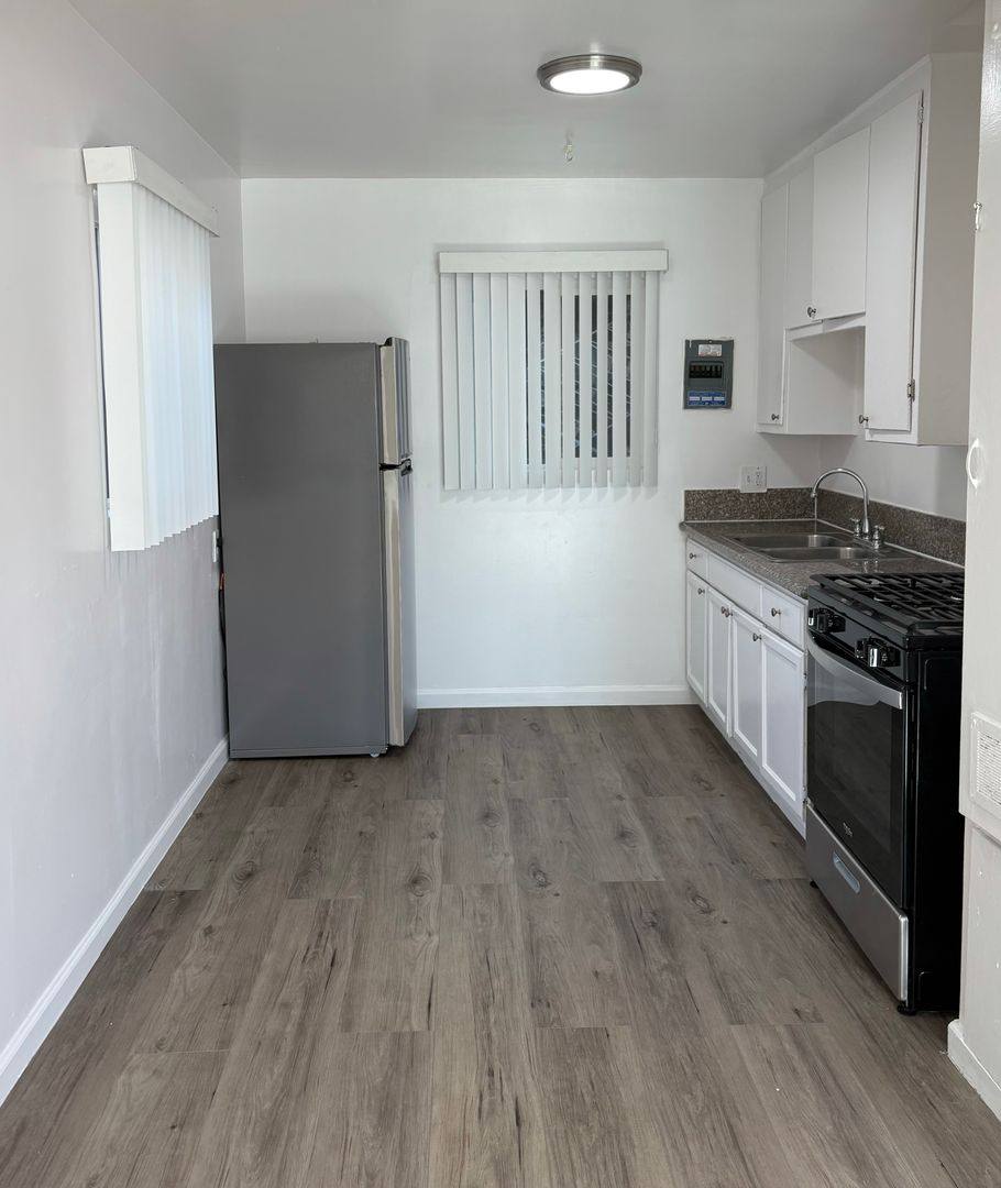 Apartment for rent at 107 E 65th St, Los Angeles, CA 90003