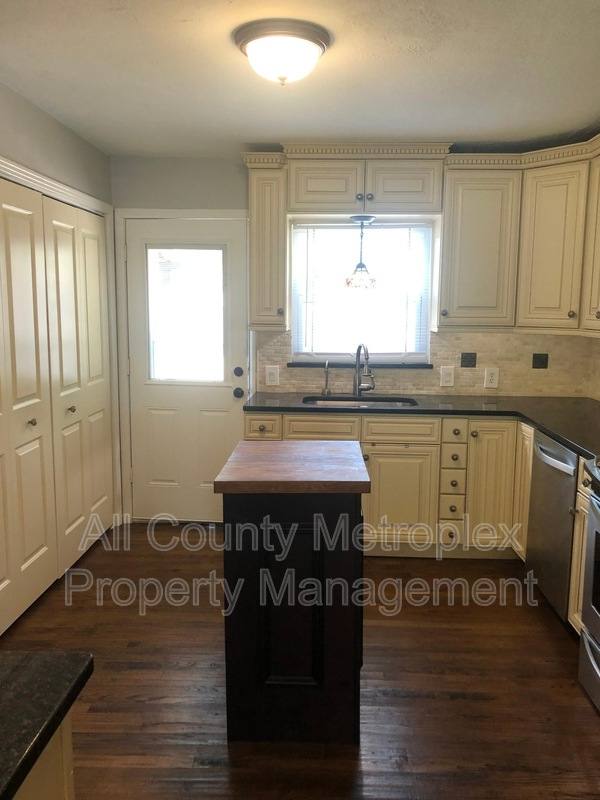 House for rent at 3984 Park Lane, Dallas, TX 75220