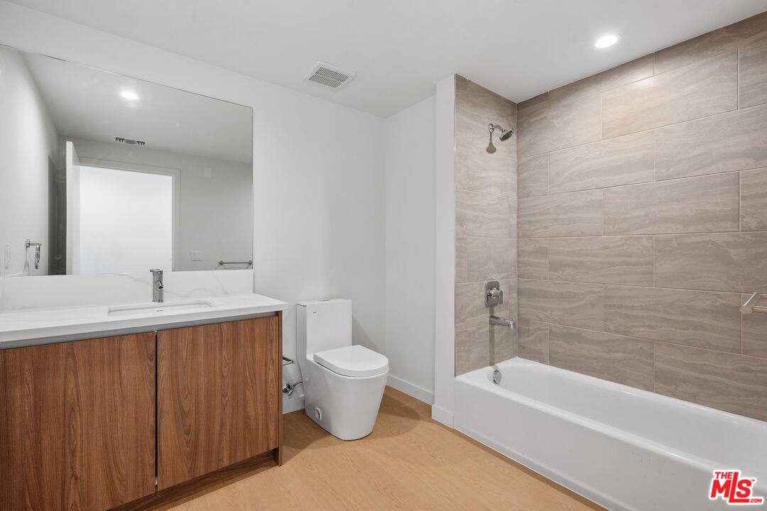Apartment for rent at 1717 Winona Blvd #201, Los Angeles, CA 90027