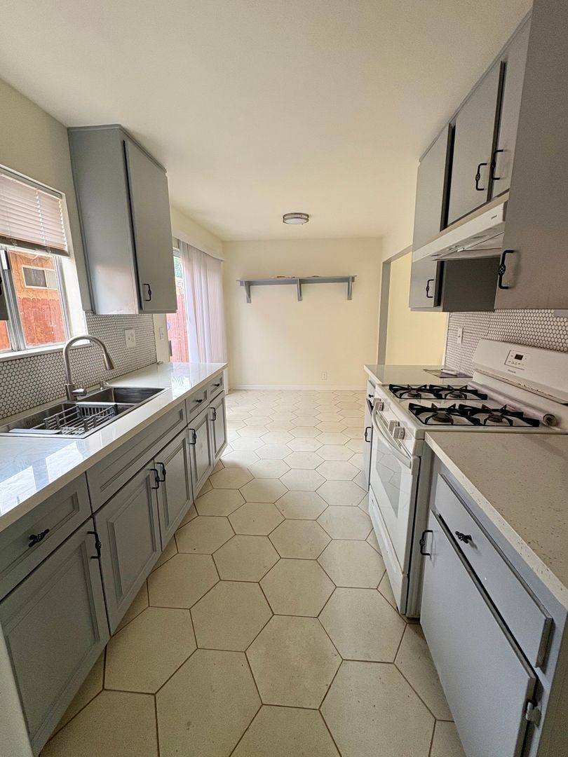 Apartment for rent at 1951 N Ventura Rd, Oxnard, CA 93036