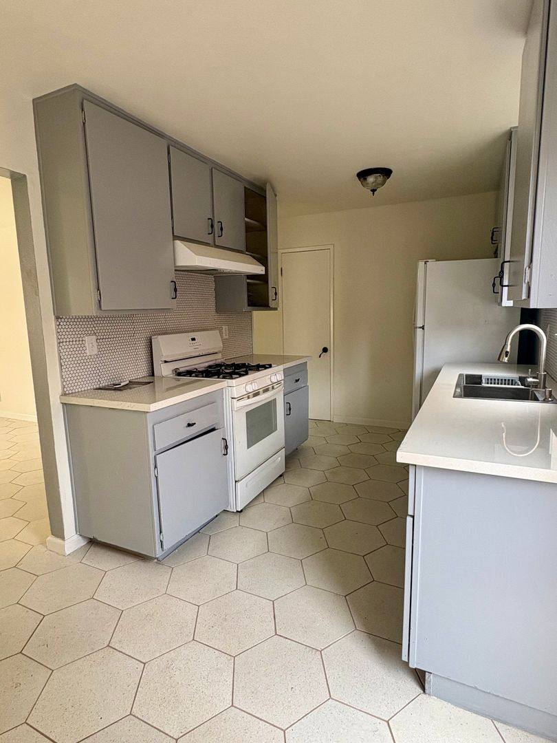 Apartment for rent at 1951 N Ventura Rd, Oxnard, CA 93036