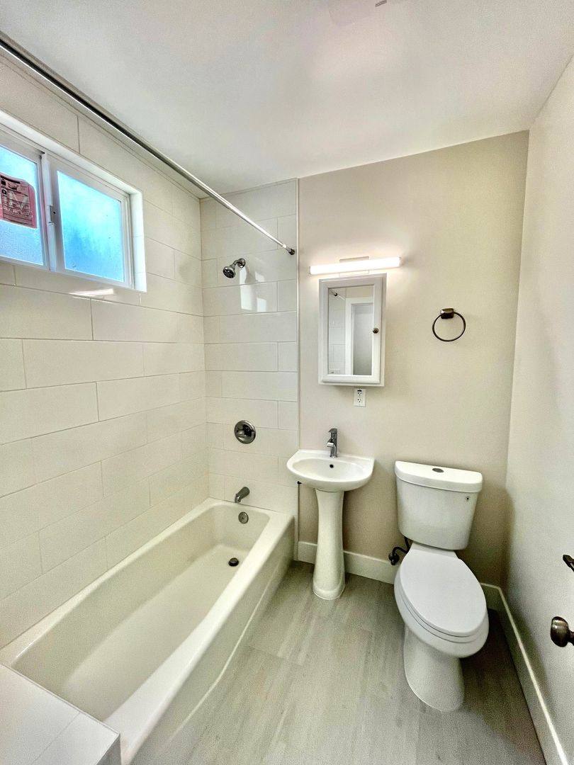 Apartment for rent at 1557 Innes Ave, San Francisco, CA 94124