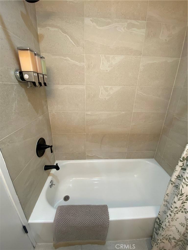 Apartment for rent at 827 S Manhattan Place #205, Los Angeles, CA 90005