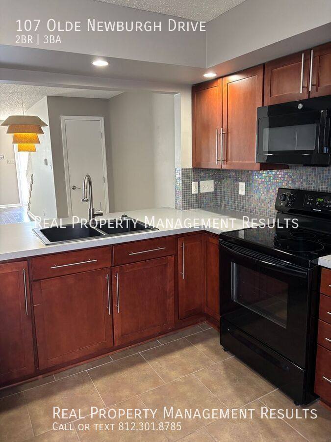 Townhouse for rent at 107 Olde Newburgh Dr, Newburgh, IN 47630