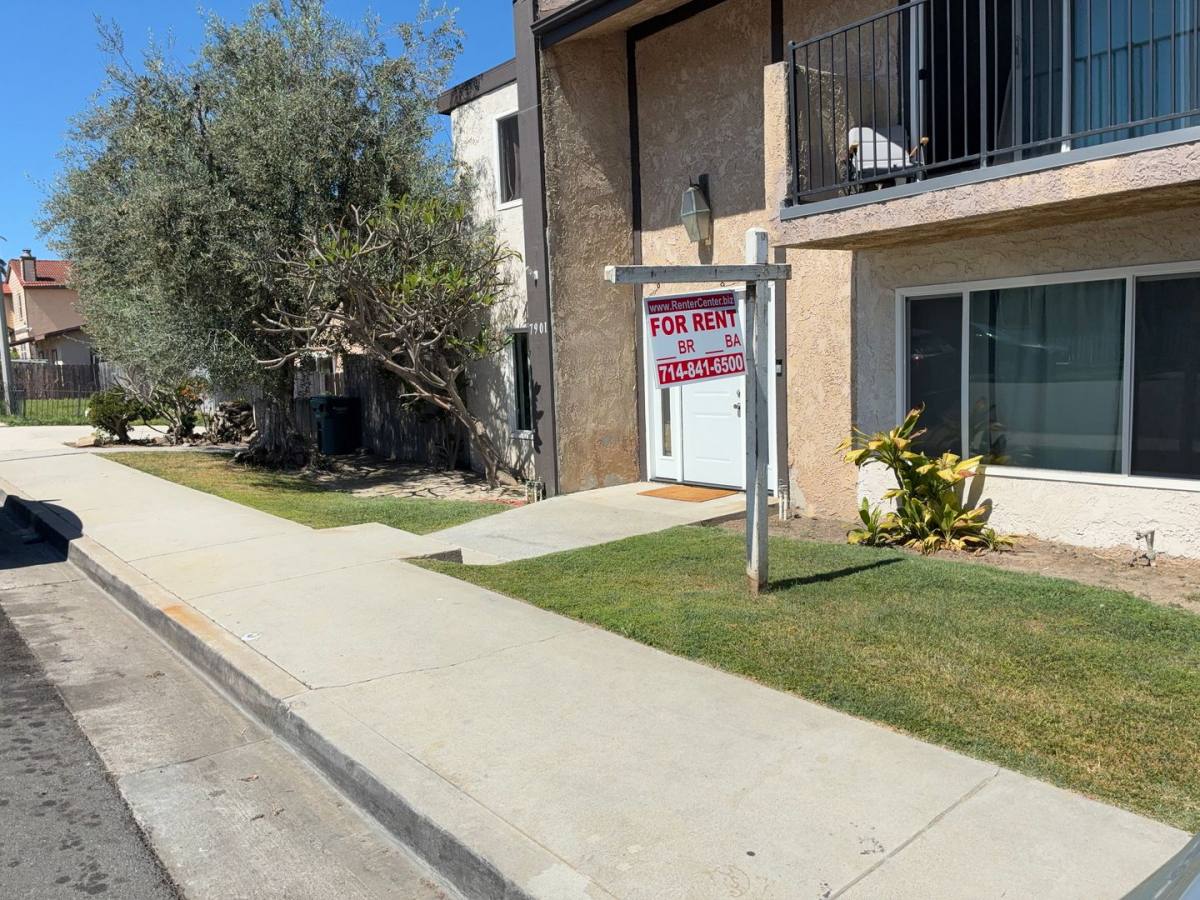 Apartment for rent at 7901 Newman Ave, Huntington Beach, CA 92646