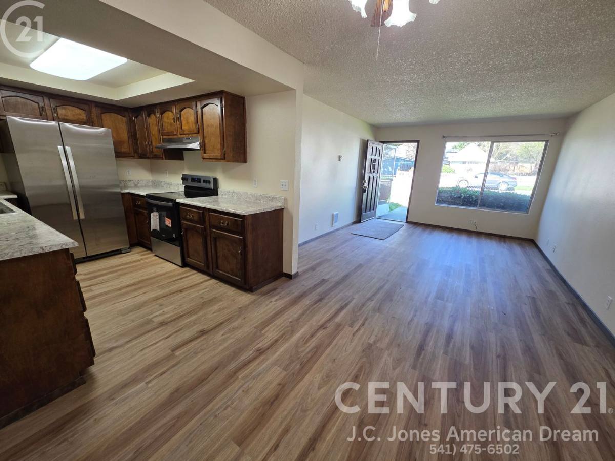 Apartment for rent at 809 NW C St, Grants Pass, OR 97526