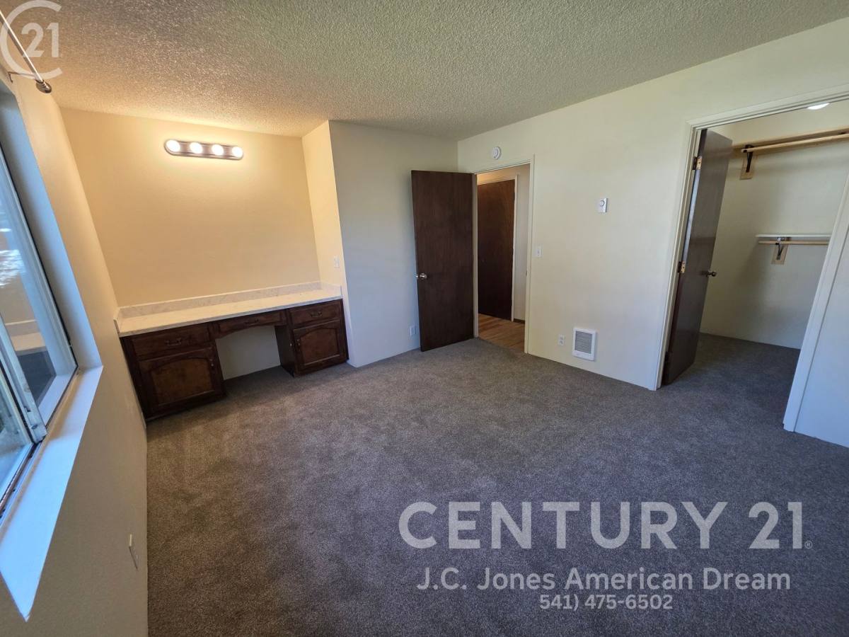 Apartment for rent at 809 NW C St, Grants Pass, OR 97526