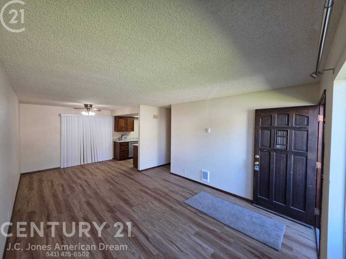 Apartment for rent at 809 NW C St, Grants Pass, OR 97526