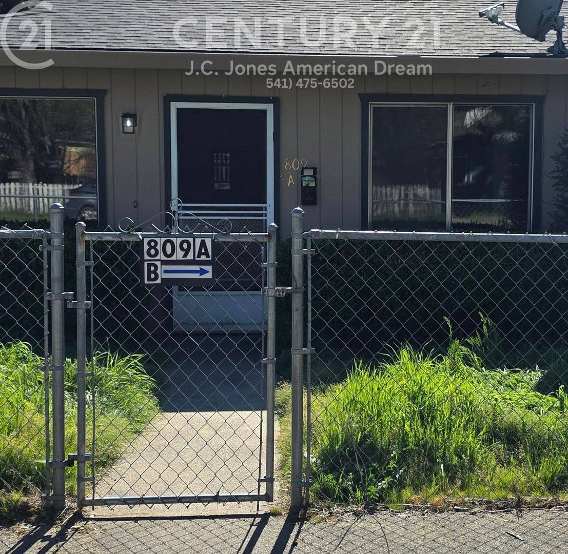 Apartment for rent at 809 NW C St, Grants Pass, OR 97526