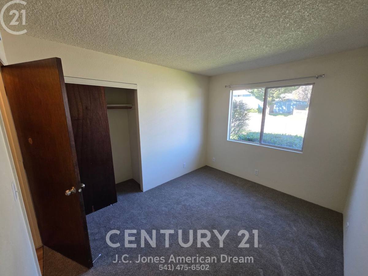 Apartment for rent at 809 NW C St, Grants Pass, OR 97526