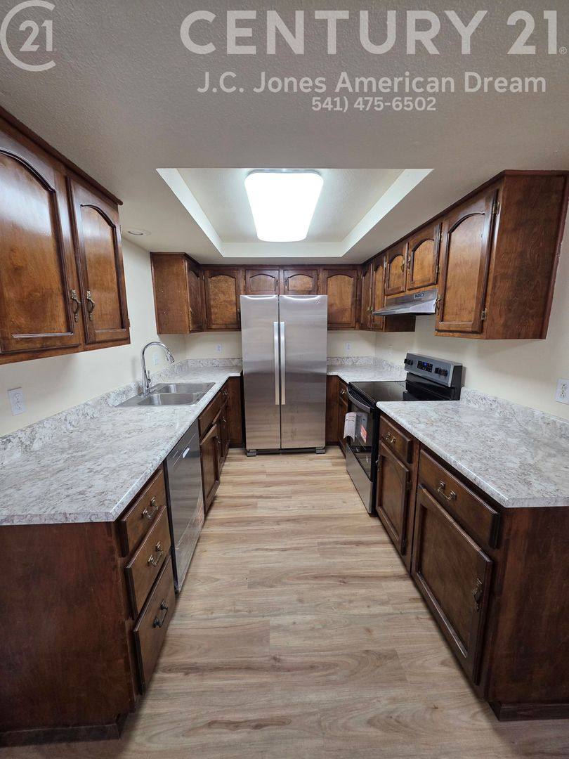 Apartment for rent at 809 NW C St, Grants Pass, OR 97526