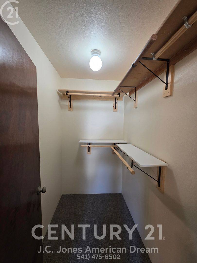 Apartment for rent at 809 NW C St, Grants Pass, OR 97526