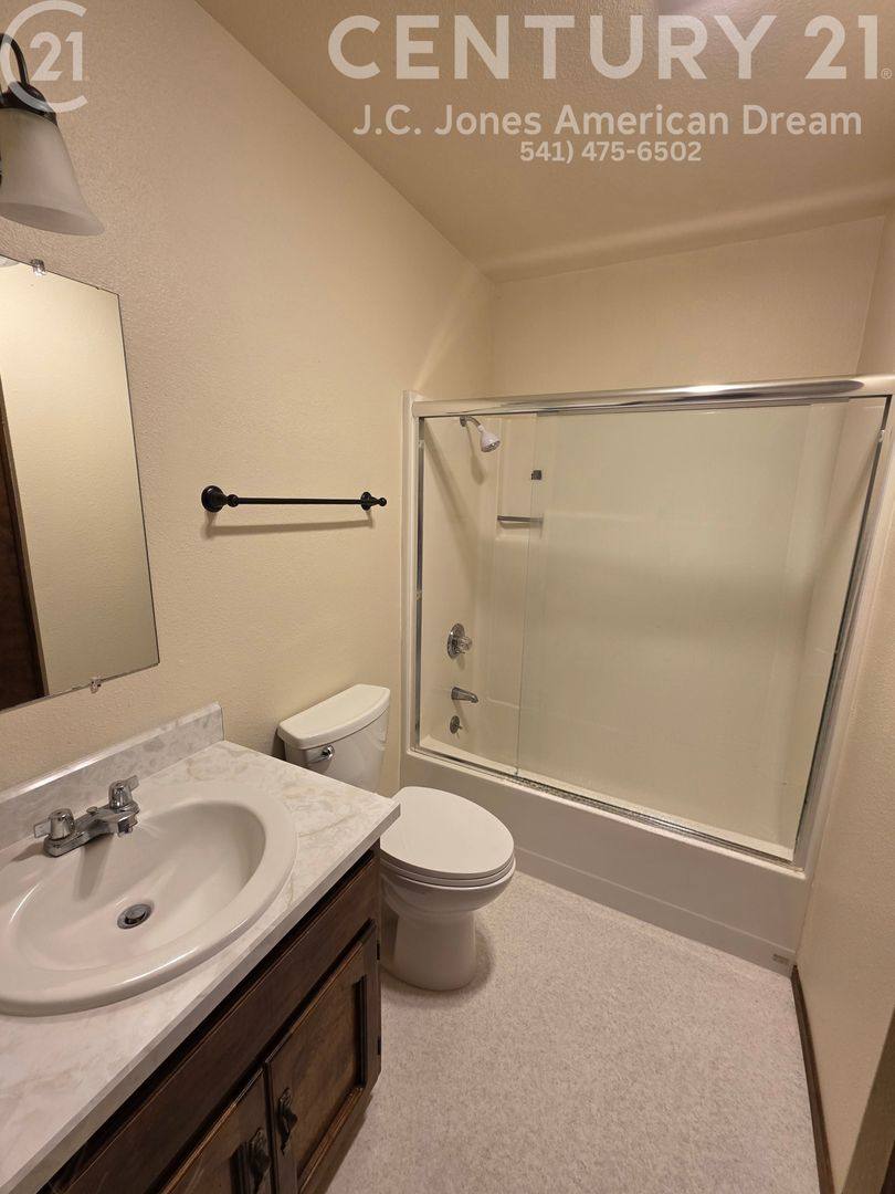 Apartment for rent at 809 NW C St, Grants Pass, OR 97526