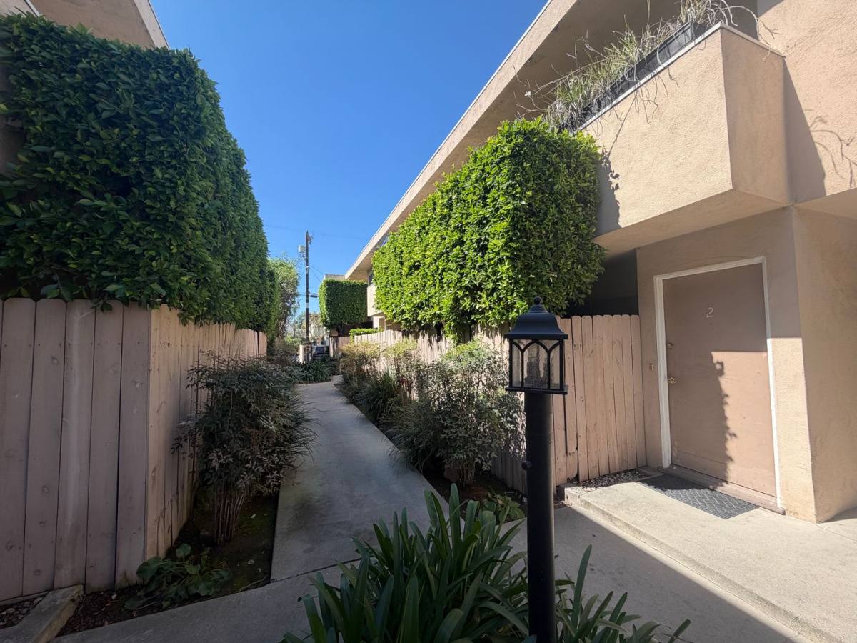 Apartment for rent at 3629 -3635 Vinton Ave, Los Angeles, CA 90034
