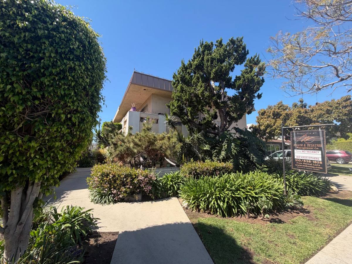 Apartment for rent at 3629 -3635 Vinton Ave, Los Angeles, CA 90034
