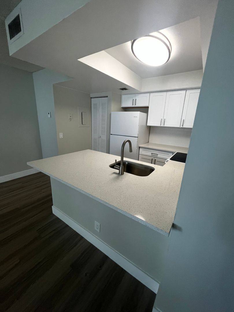 Apartment for rent at 752 Executive Center Dr, West Palm Beach, FL 33401