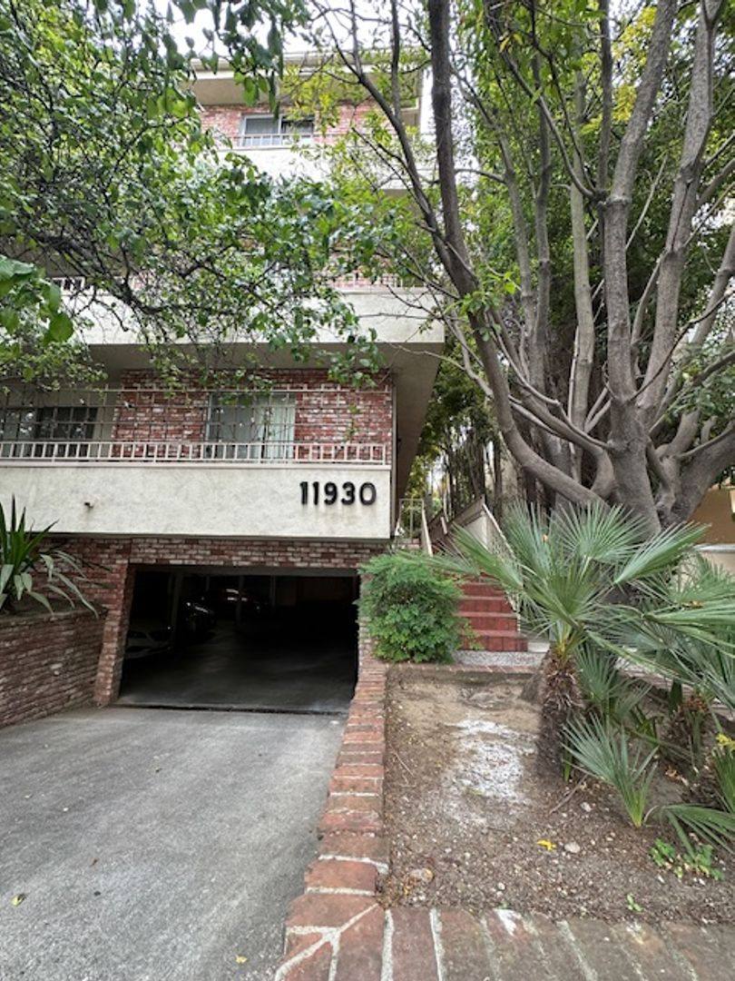 Apartment for rent at 11930 Montana Ave, Los Angeles, CA 90049