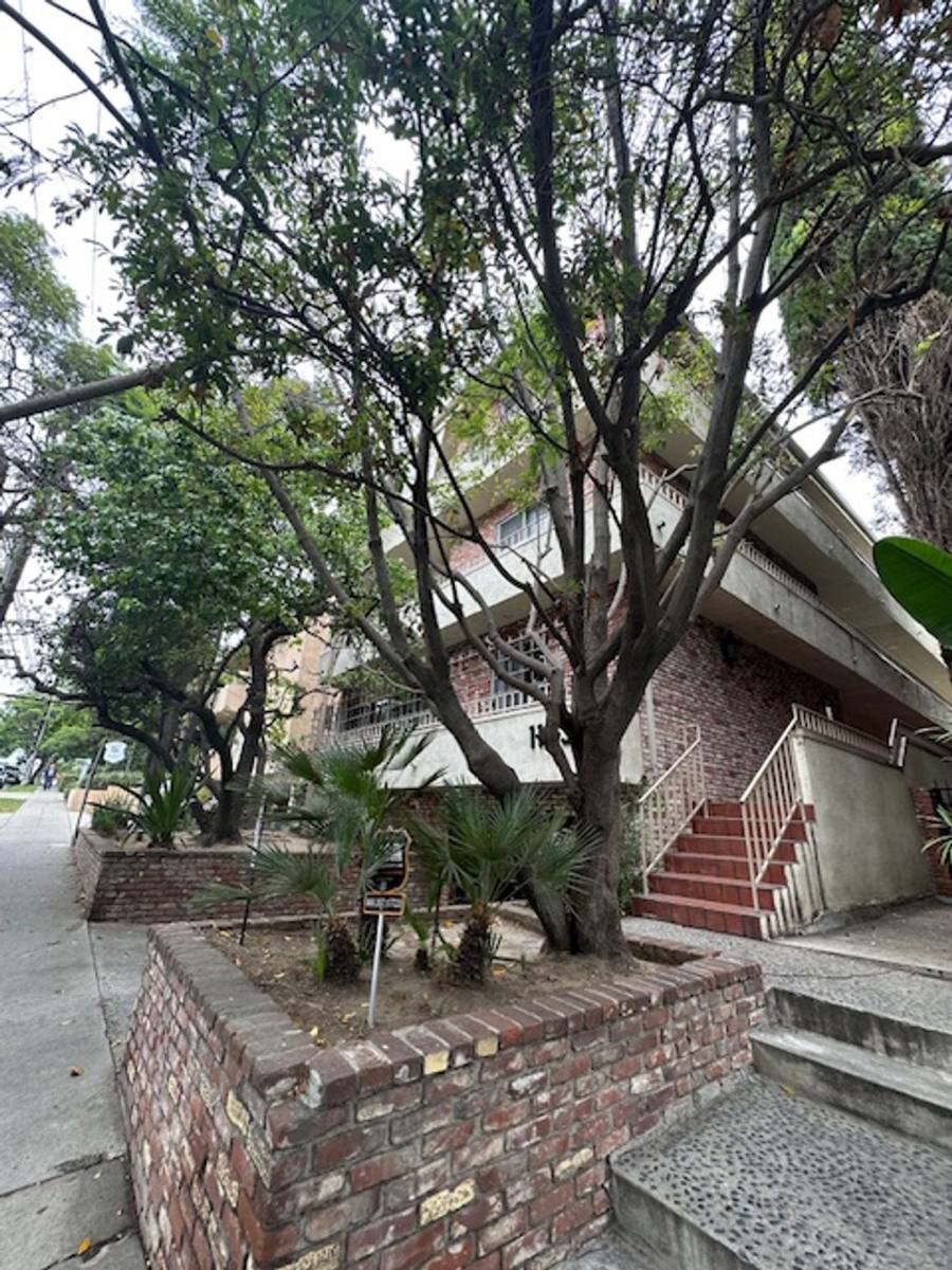 Apartment for rent at 11930 Montana Ave, Los Angeles, CA 90049