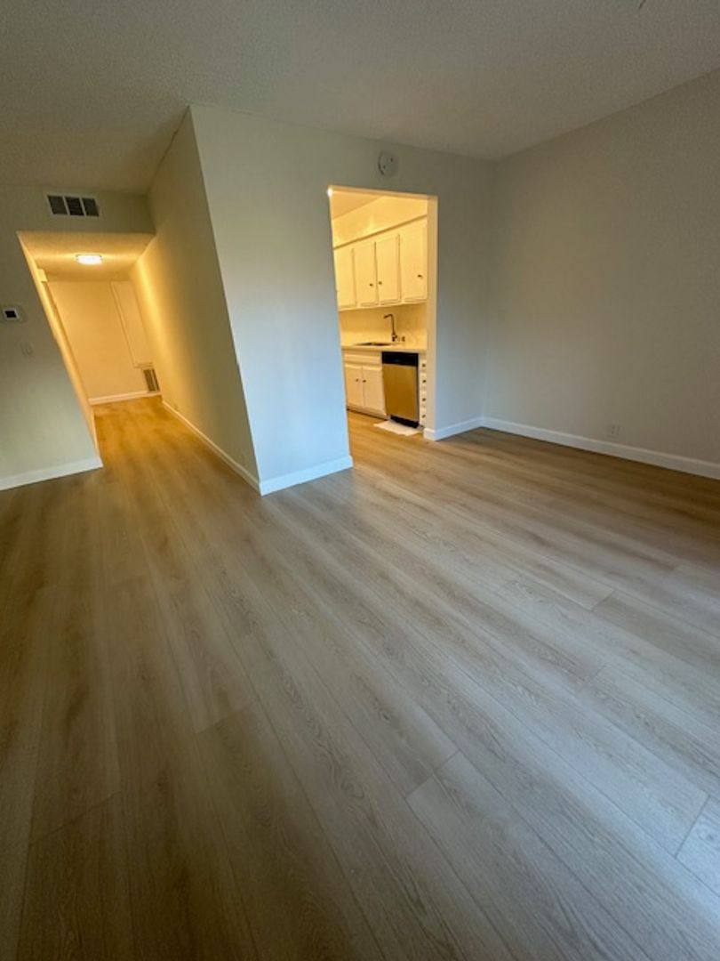 Apartment for rent at 11930 Montana Ave, Los Angeles, CA 90049