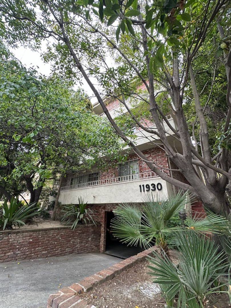 Apartment for rent at 11930 Montana Ave, Los Angeles, CA 90049