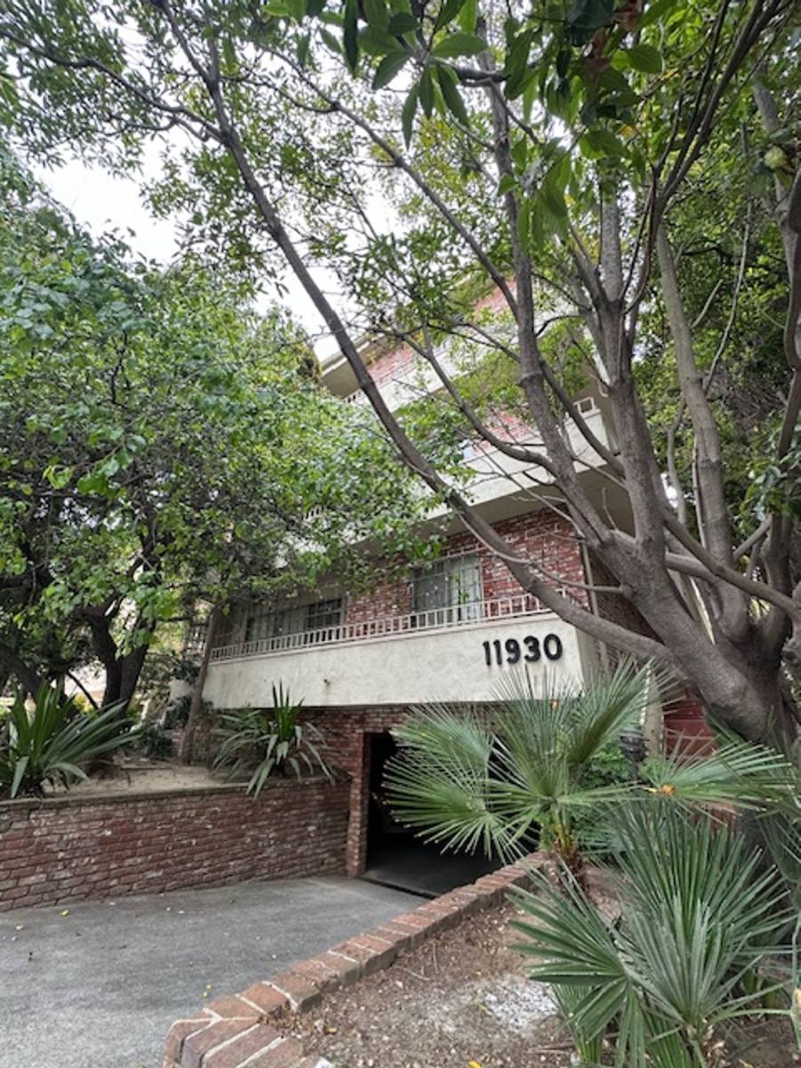 Apartment for rent at 11930 Montana Ave, Los Angeles, CA 90049