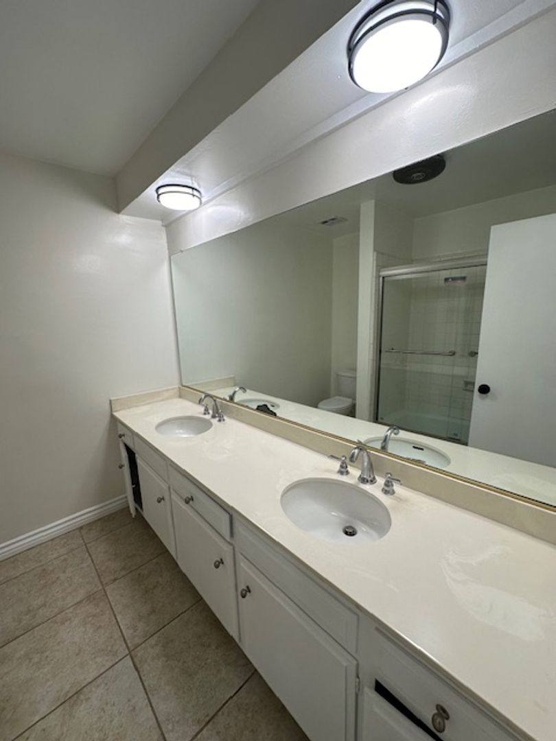 Apartment for rent at 11930 Montana Ave, Los Angeles, CA 90049
