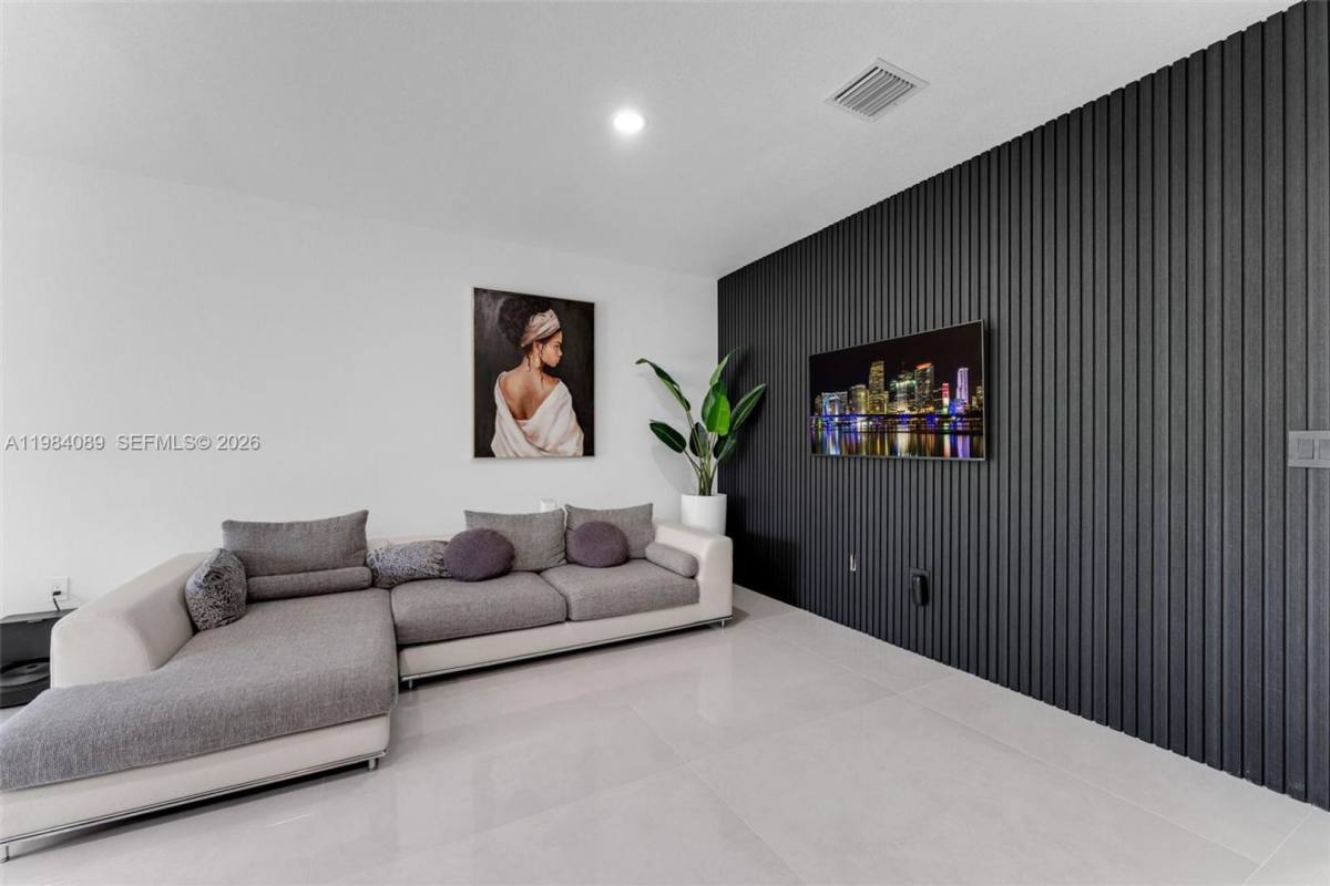 Townhouse for rent at 617 SW 11th St, Homestead, FL 33034
