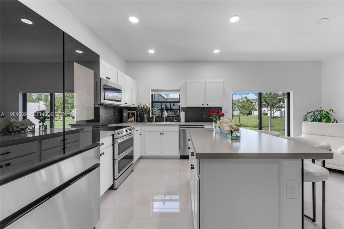 Townhouse for rent at 617 SW 11th St, Homestead, FL 33034