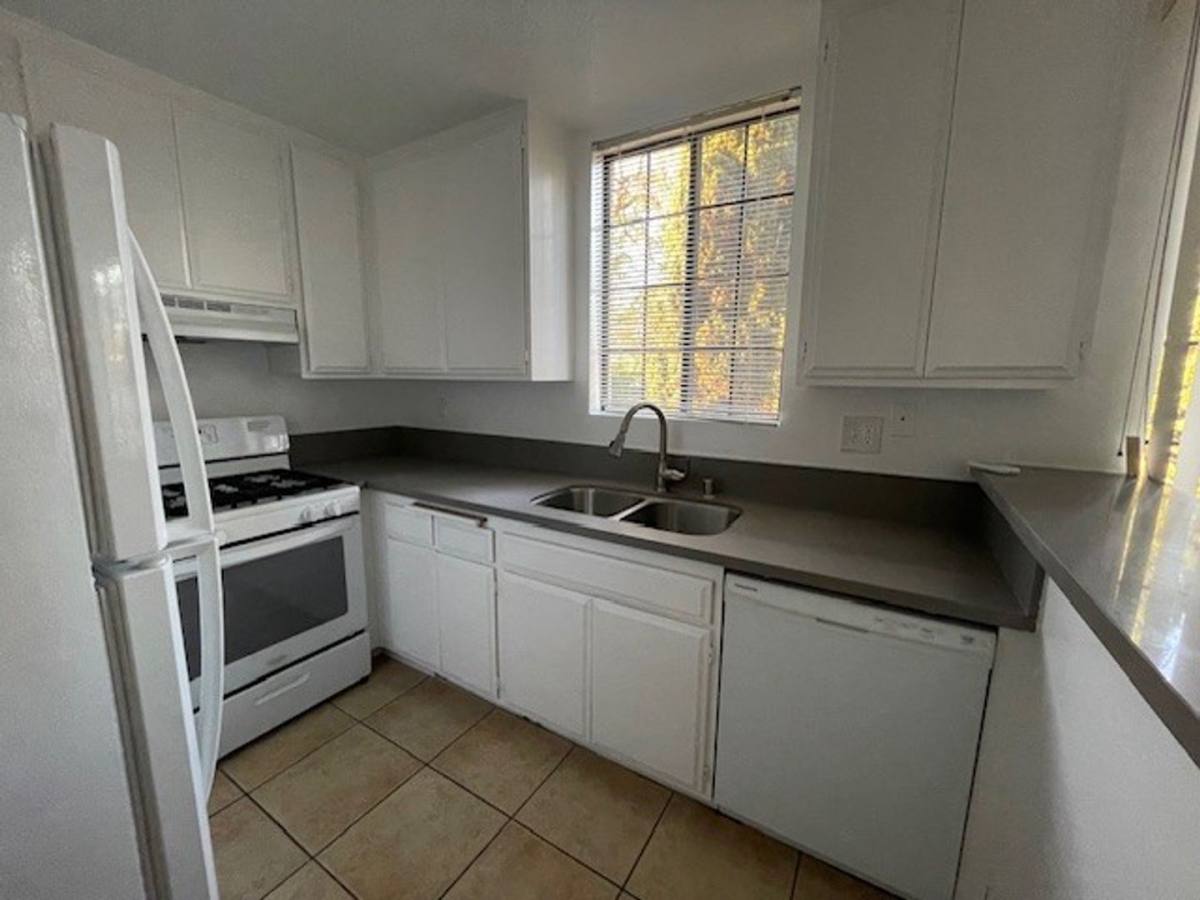 Apartment for rent at 3965 Inglewood Blvd, Los Angeles, CA 90066