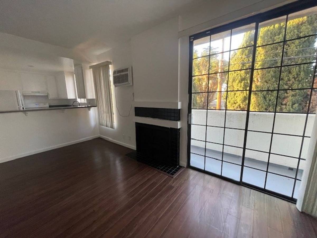 Apartment for rent at 3965 Inglewood Blvd, Los Angeles, CA 90066