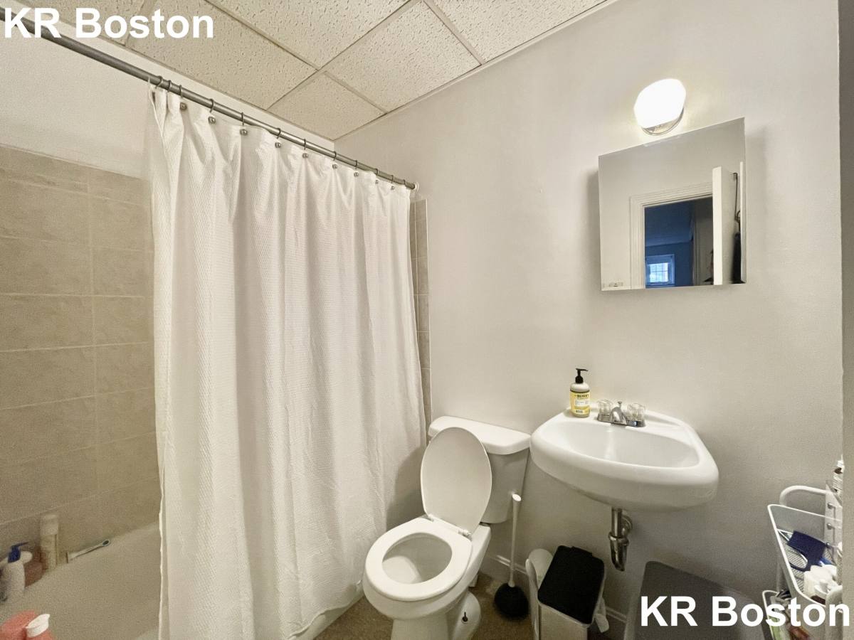 Apartment for rent at 272 Newbury St #14, Boston, MA 02116