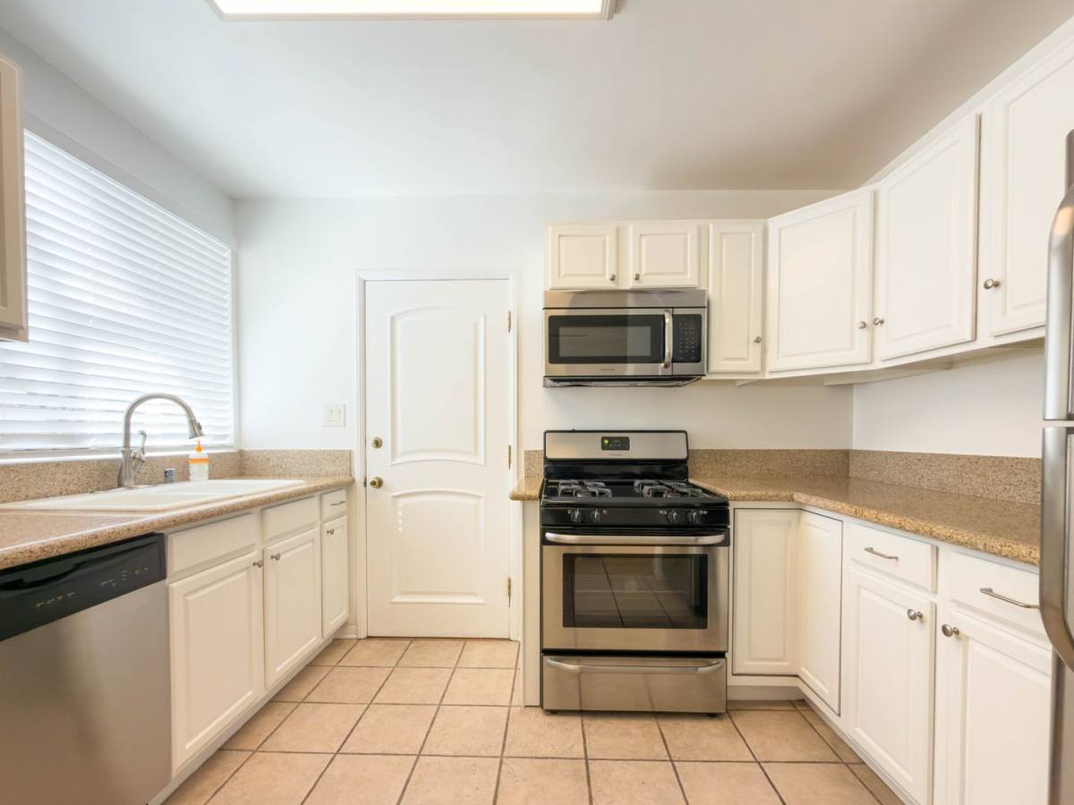 Apartment for rent at 10428 Riverside Dr, North Hollywood, CA 91602