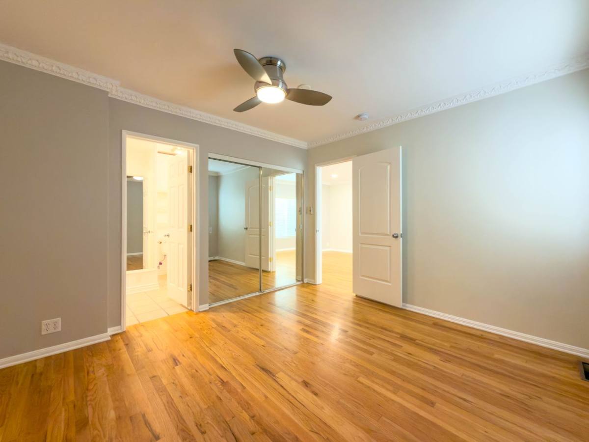 Apartment for rent at 10428 Riverside Dr, North Hollywood, CA 91602