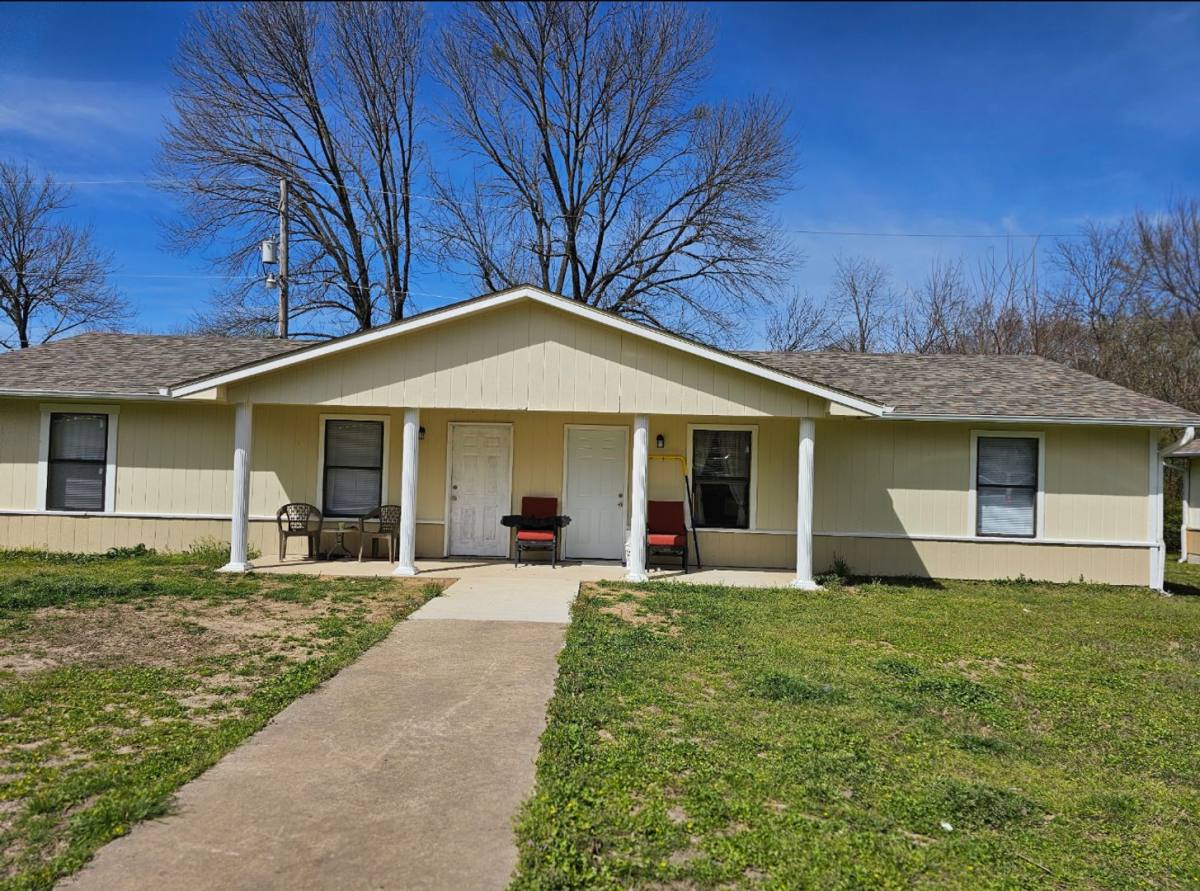 Townhouse for rent at 184 E 5th St, Waldron, AR 72958