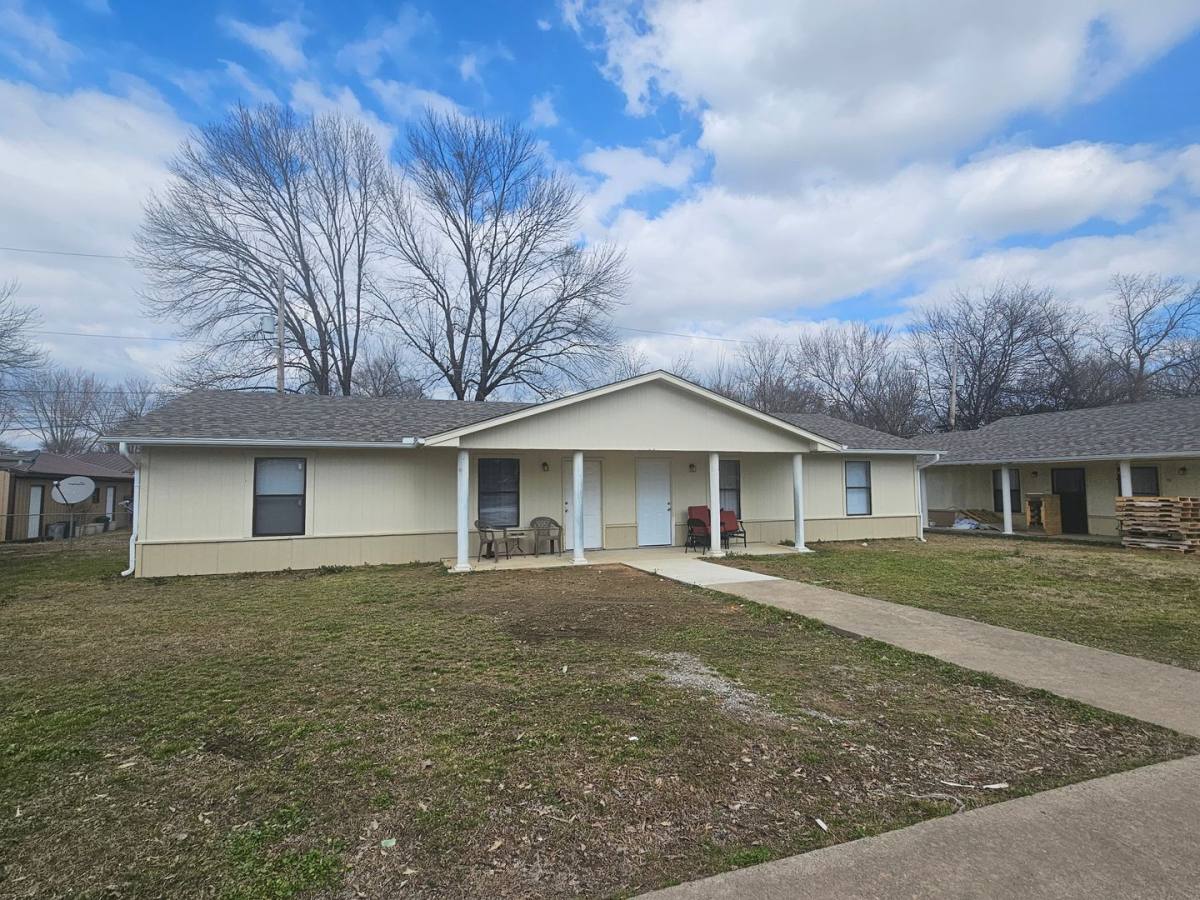 Townhouse for rent at 184 E 5th St, Waldron, AR 72958