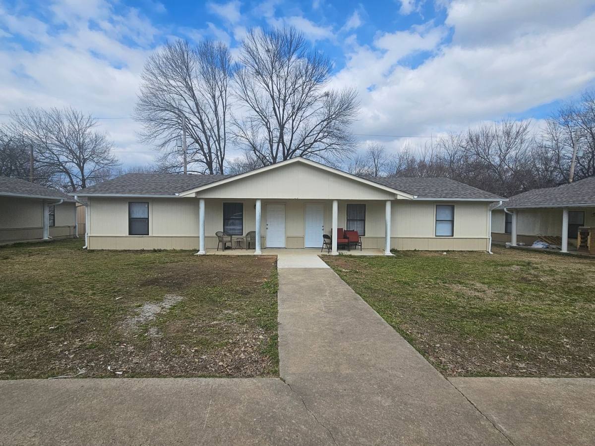 Townhouse for rent at 184 E 5th St, Waldron, AR 72958
