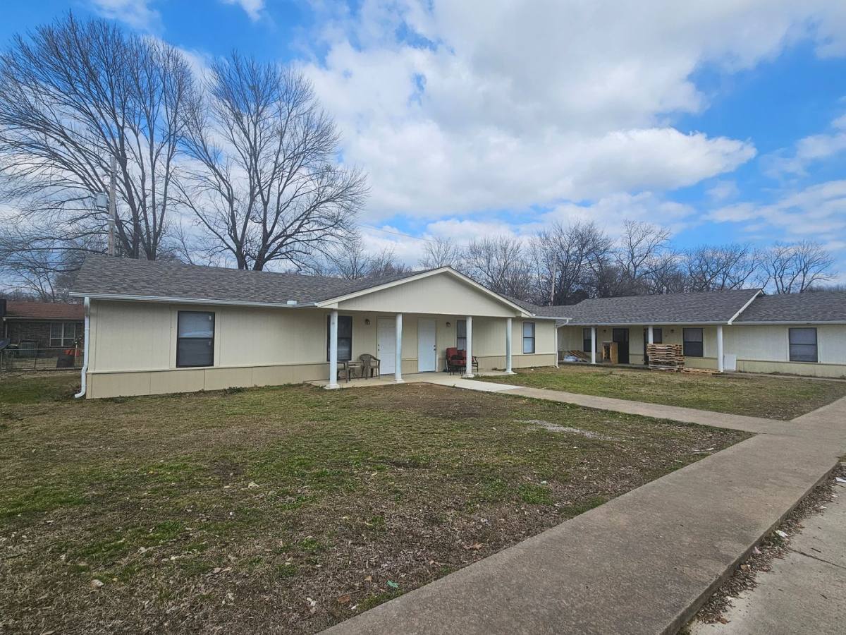Townhouse for rent at 184 E 5th St, Waldron, AR 72958