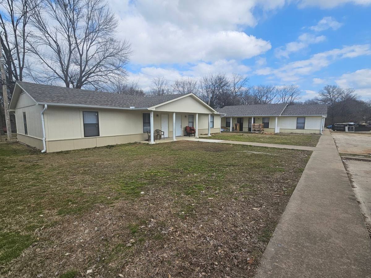 Townhouse for rent at 184 E 5th St, Waldron, AR 72958