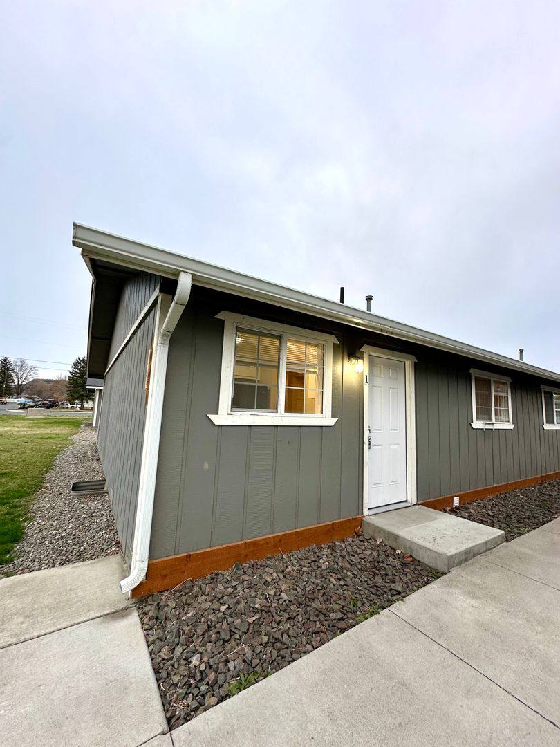 Apartment for rent at 919 NW Ewen St, Prineville, OR 97754