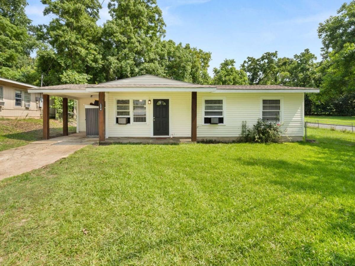 House for rent at 1314 Oak Dr, Leesville, LA 71446