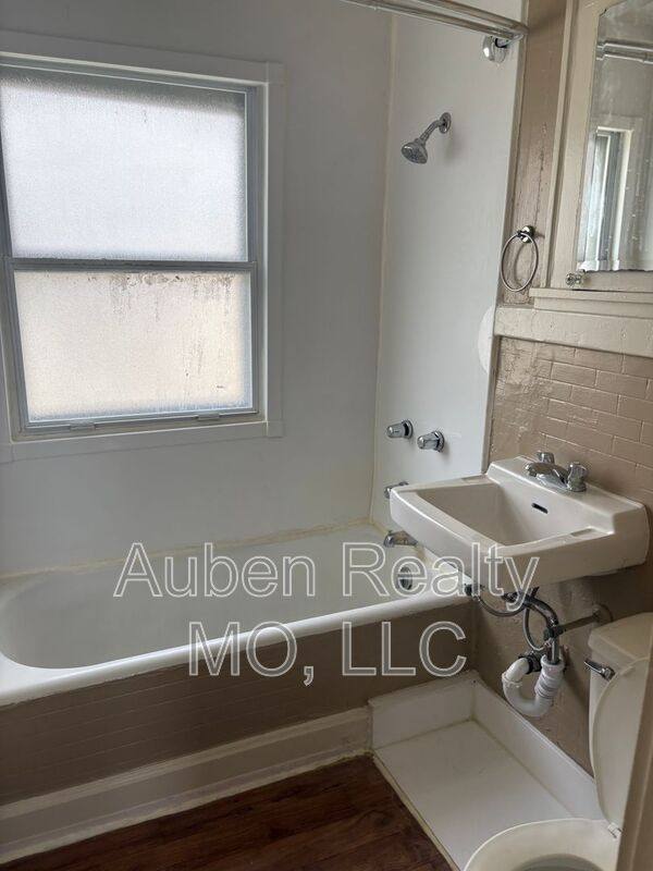 Apartment for rent at 5446 Harrison St #2F, Kansas City, MO 64110