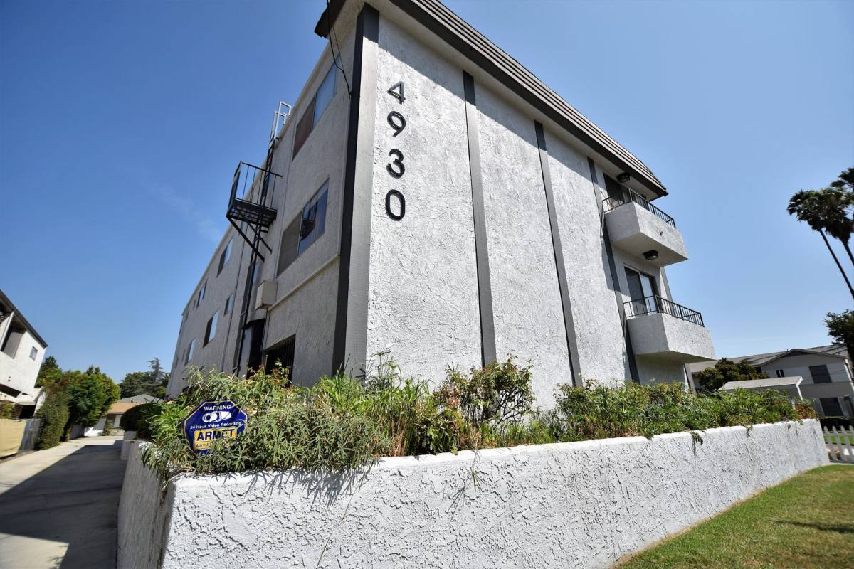 Apartment for rent at 4930 Whitsett Ave, Valley Village, CA 91607