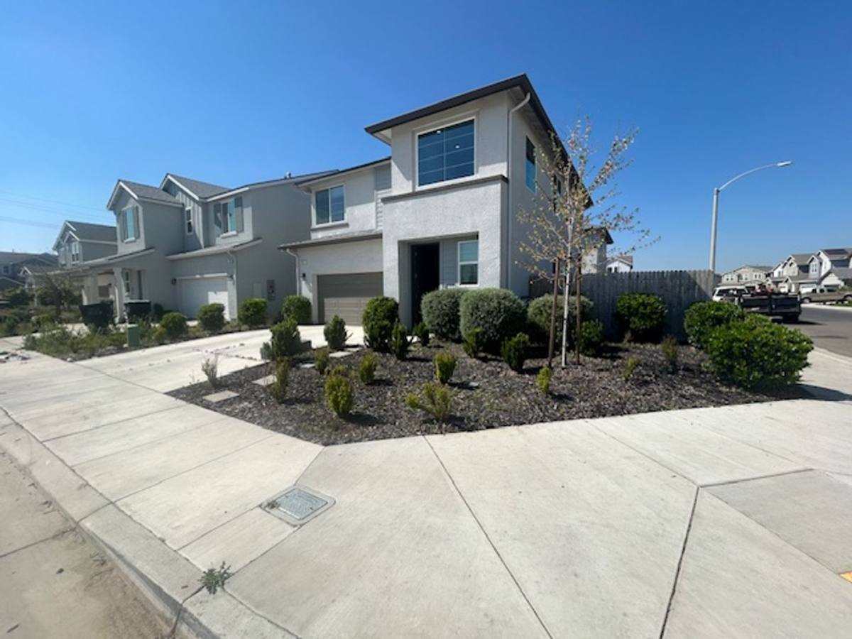 House for rent at 3037 N Sowell St, Visalia, CA 93291