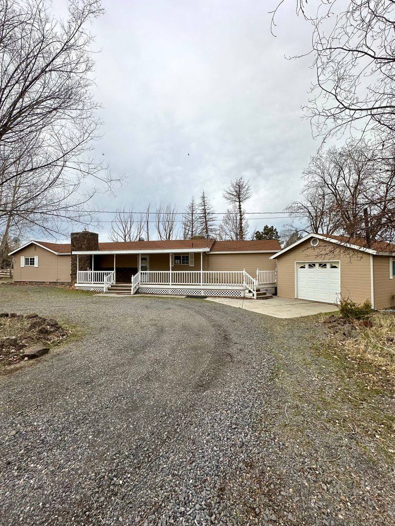 House for rent at 333 SW 35th St, Redmond, OR 97756