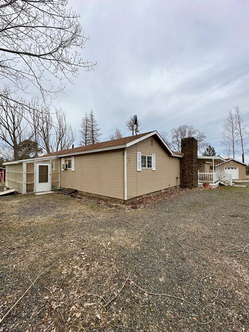 House for rent at 333 SW 35th St, Redmond, OR 97756