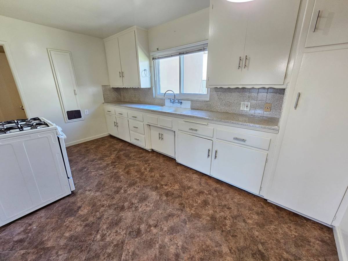 Apartment for rent at 2753 E Monroe St, Long Beach, CA 90810
