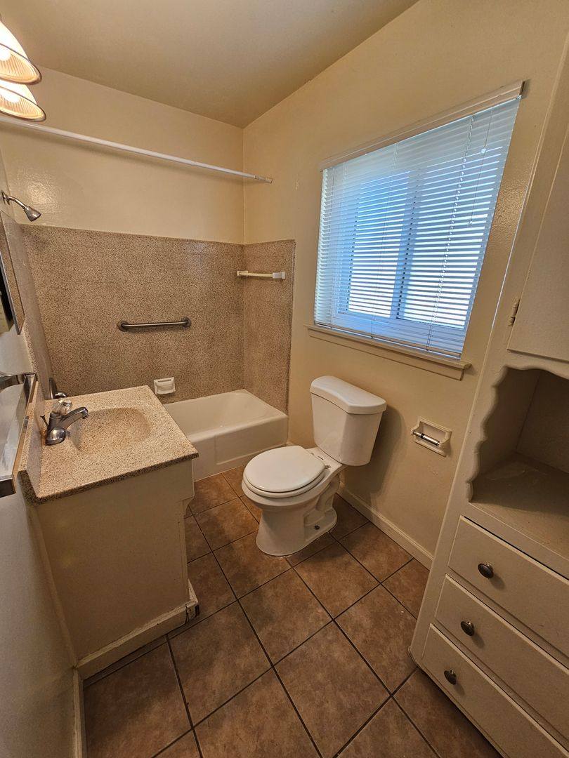Apartment for rent at 2753 E Monroe St, Long Beach, CA 90810